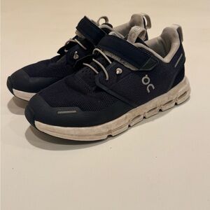 Oncloud kids navy sneakers size 2